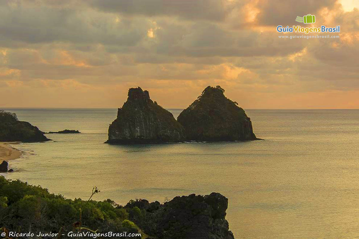 Imagem fim do dia na Praia do Boldro e despedida da bela paisagem do Morro Dois Irmãos, em Fernando de Noronha, Pernambuco, Brasil.